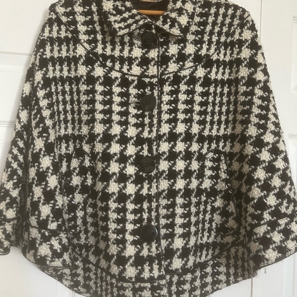 Gorgeous Houndstooth Cape, black, Ivory, button closure. Small, gently used. - Picture 2 of 14